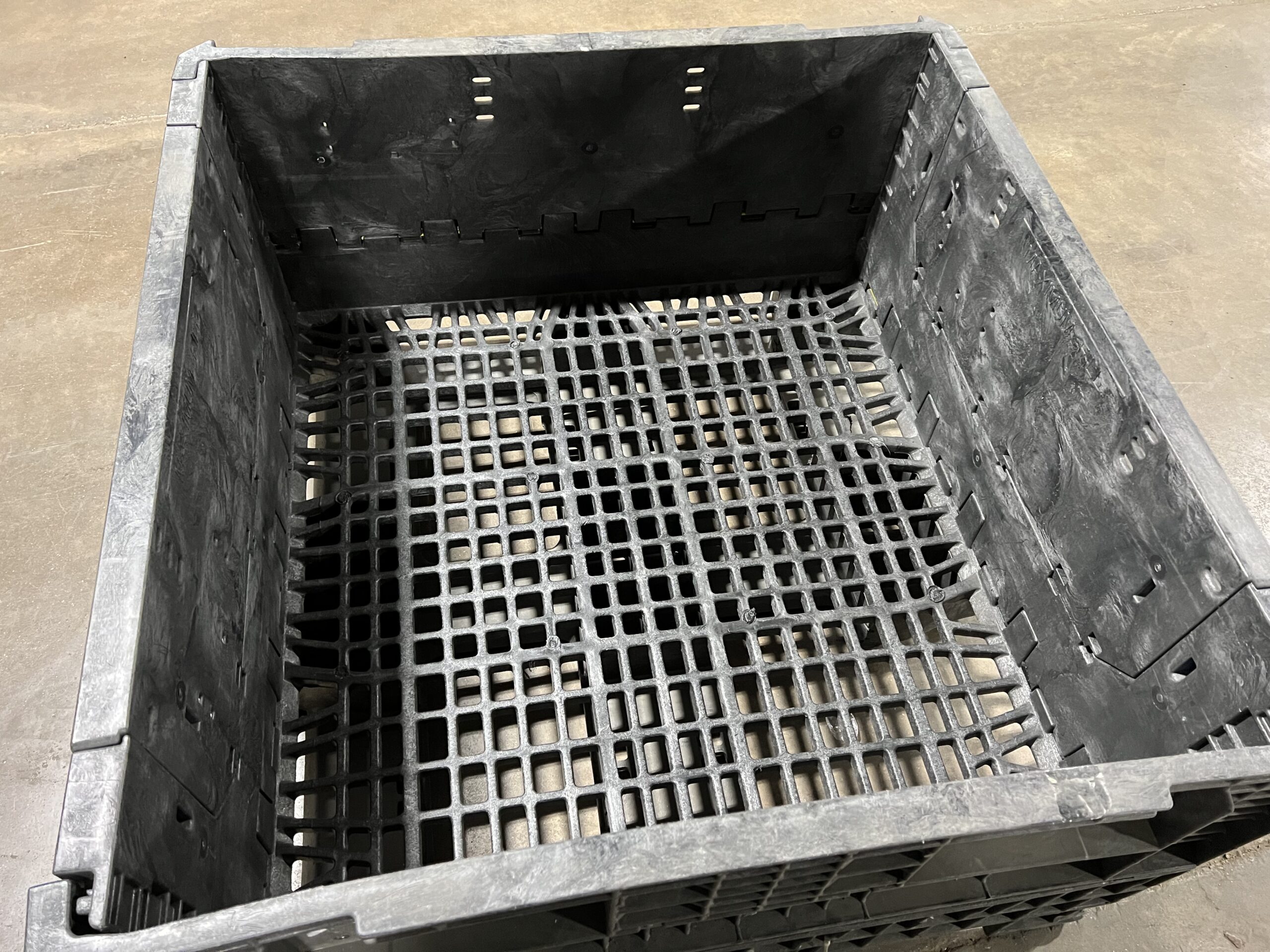 Used 48x45x25 Collapsible Bins with open deck - Image 4